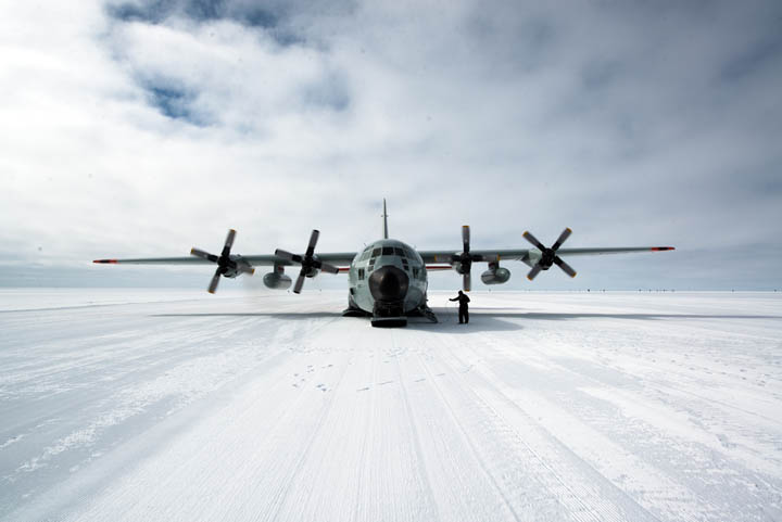 Fly på EGRIPs landingsbane. Motorerne holdes igang pga. den lave temperatur.