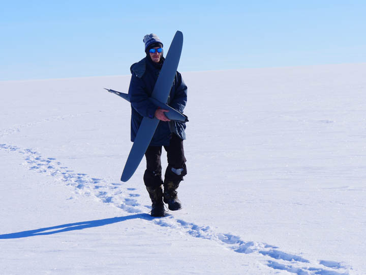 Aslak Grinsted på vej tilbage mod lejren efter en succesfuld flyvning med dronen.