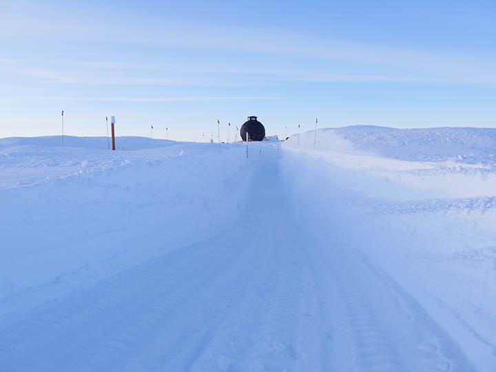 På en aften med en nydelig blå himmel ses her udgravningsrampen.