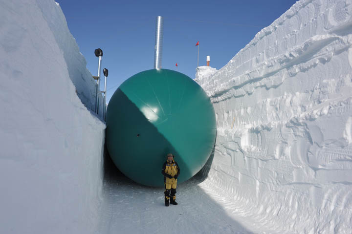 Trench designer JP foran den ballon der skal bruges til det centrale arbejdsrum.